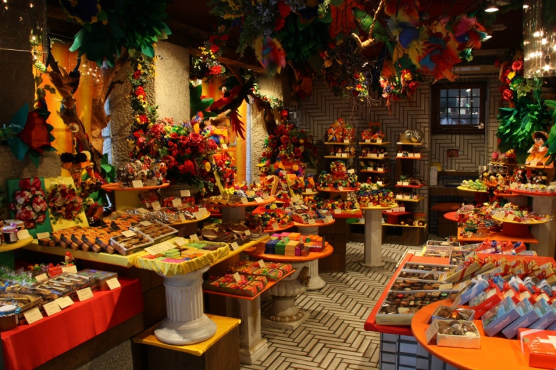 vitrine-DURANUS-min_candy_store_chocolate_shop_chocolate_switzerland-393515